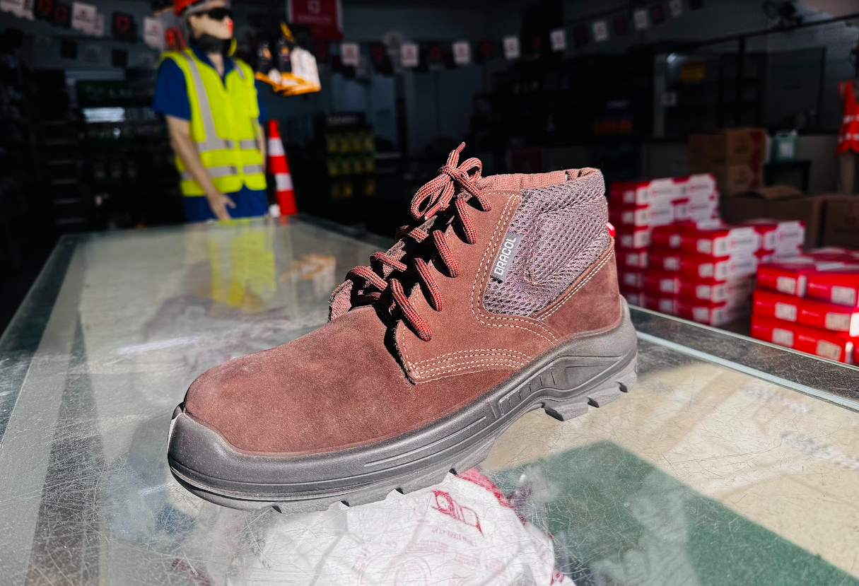 Bota de segurança marrom Bracol em destaque no balcão da loja Cobequi