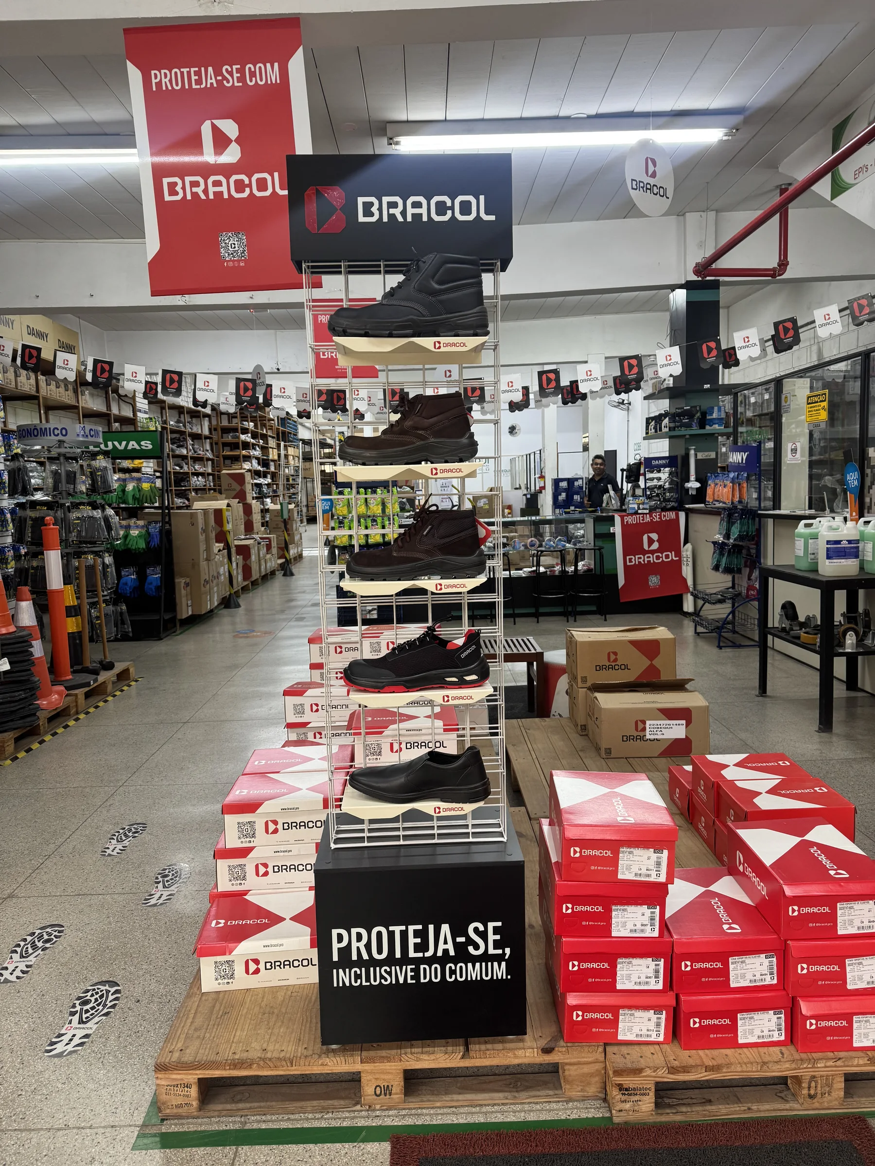 Expositor Bracol com calçados de proteção certificados na loja Cobequi